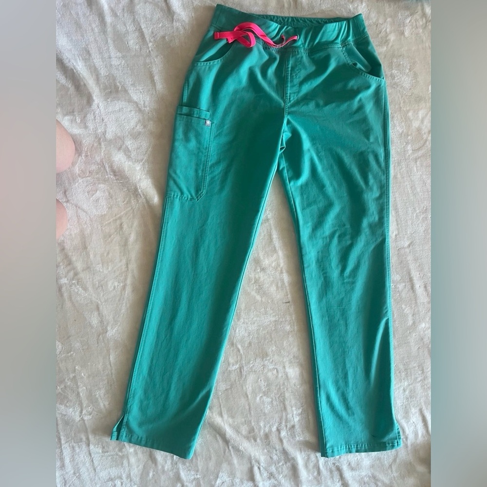 Figs Surgical Green Kade Cargo M/T Scrub pants